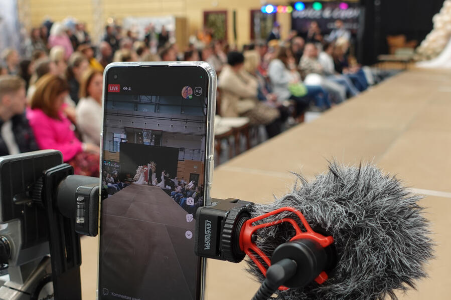 Social Media Produktion vor Ort Smartphone und Mikrofon bei einer Live-Produktion auf einer Veranstaltung