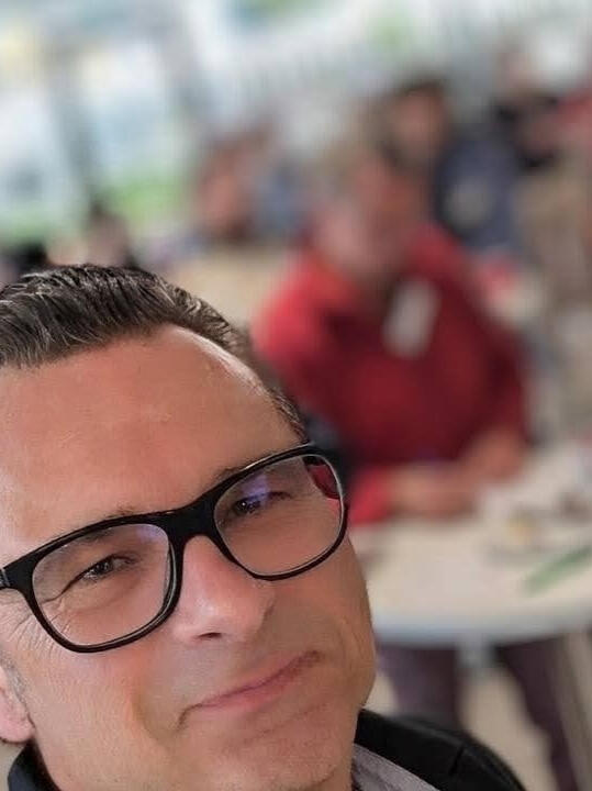 Josef Rossmann bei einer Veranstaltung Josef Rossmann bei einer Veranstaltung mit Publikum im Hintergrund