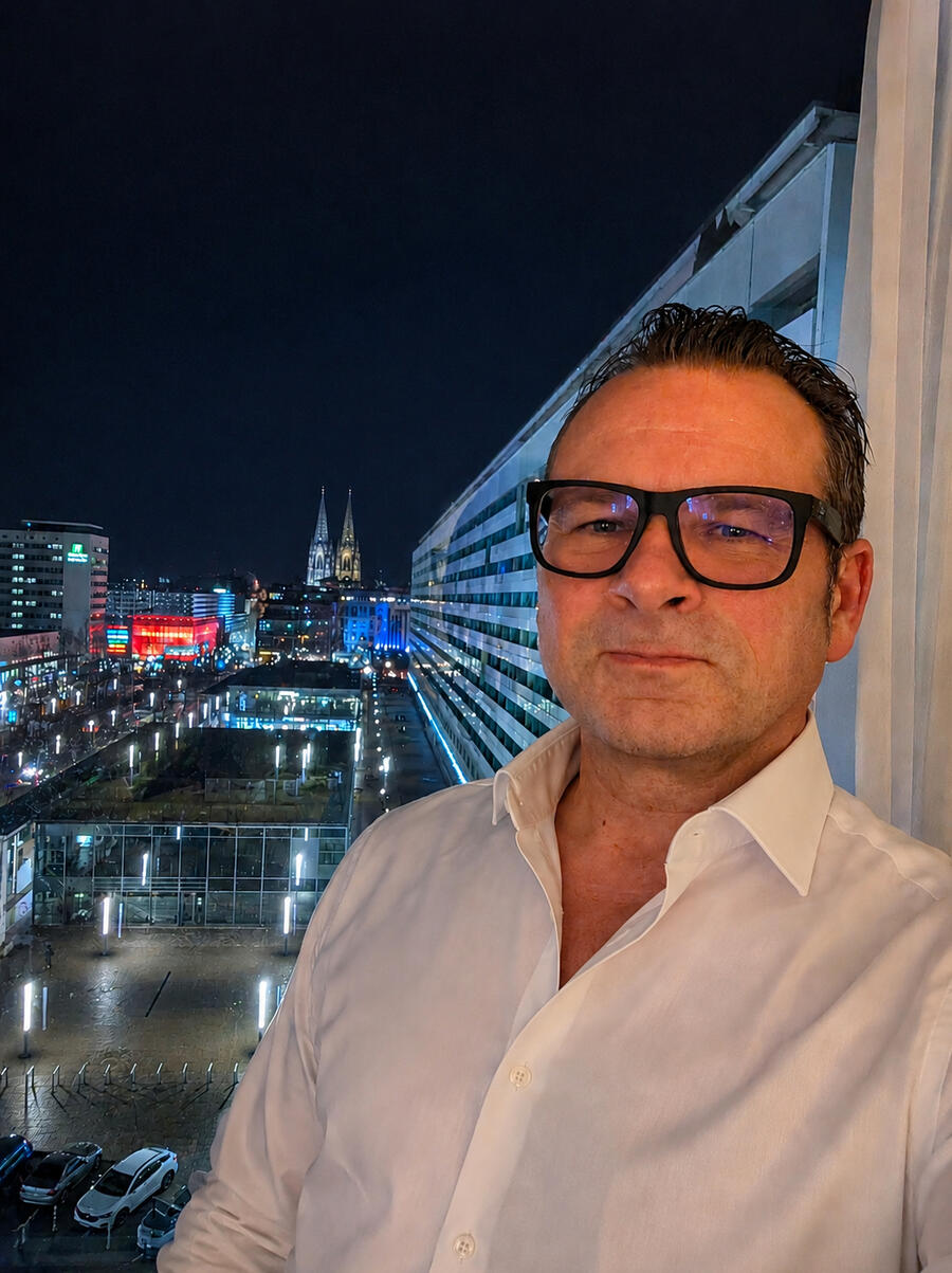 Josef Rossmann bei Nacht Josef Rossmann vor einer nächtlichen Stadtkulisse